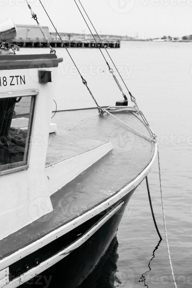 détail de bateau noir et blanc photo