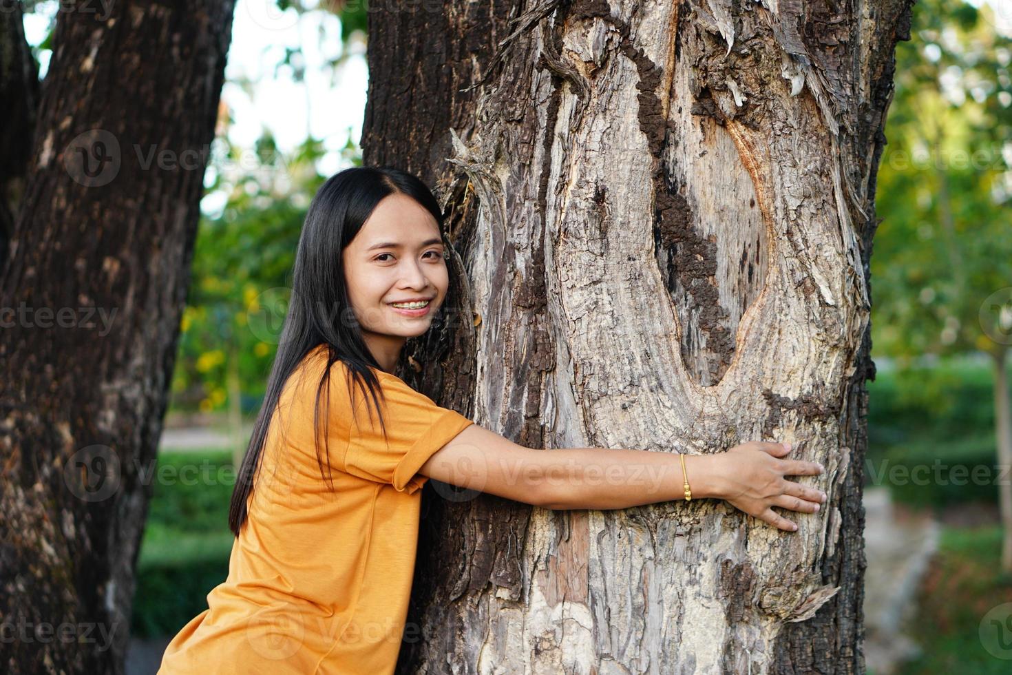 les touristes asiatiques sourient joyeusement. photo