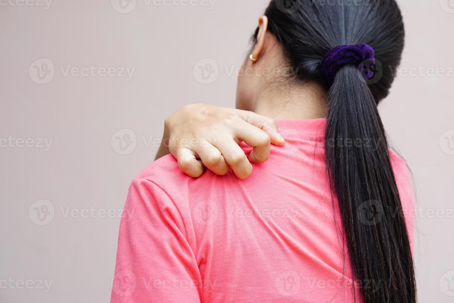dos d'une femme blanche mal au dos et concept de douleur, femme asiatique qui démange dans le dos photo