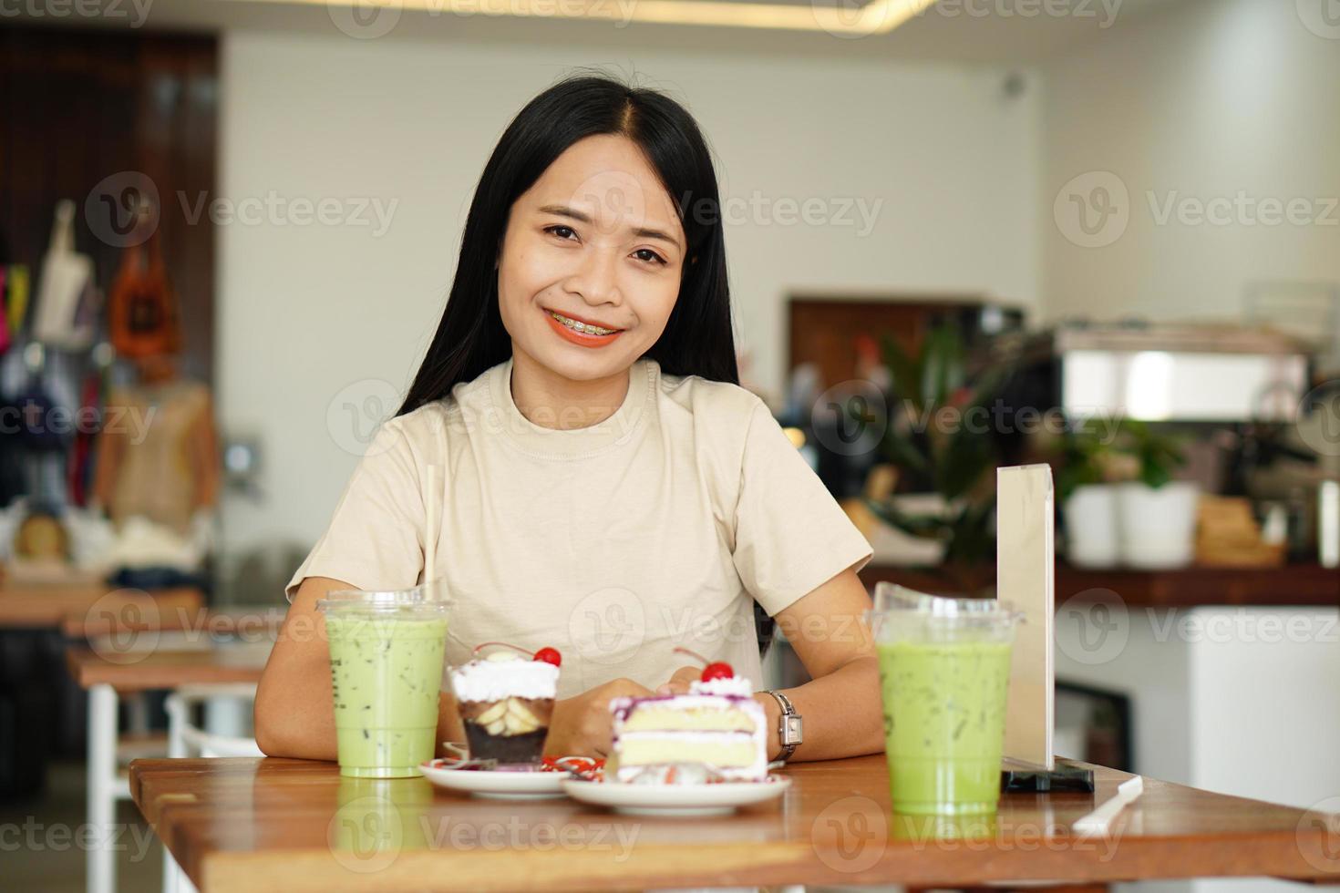 femme asiatique souriant joyeusement dans un café photo