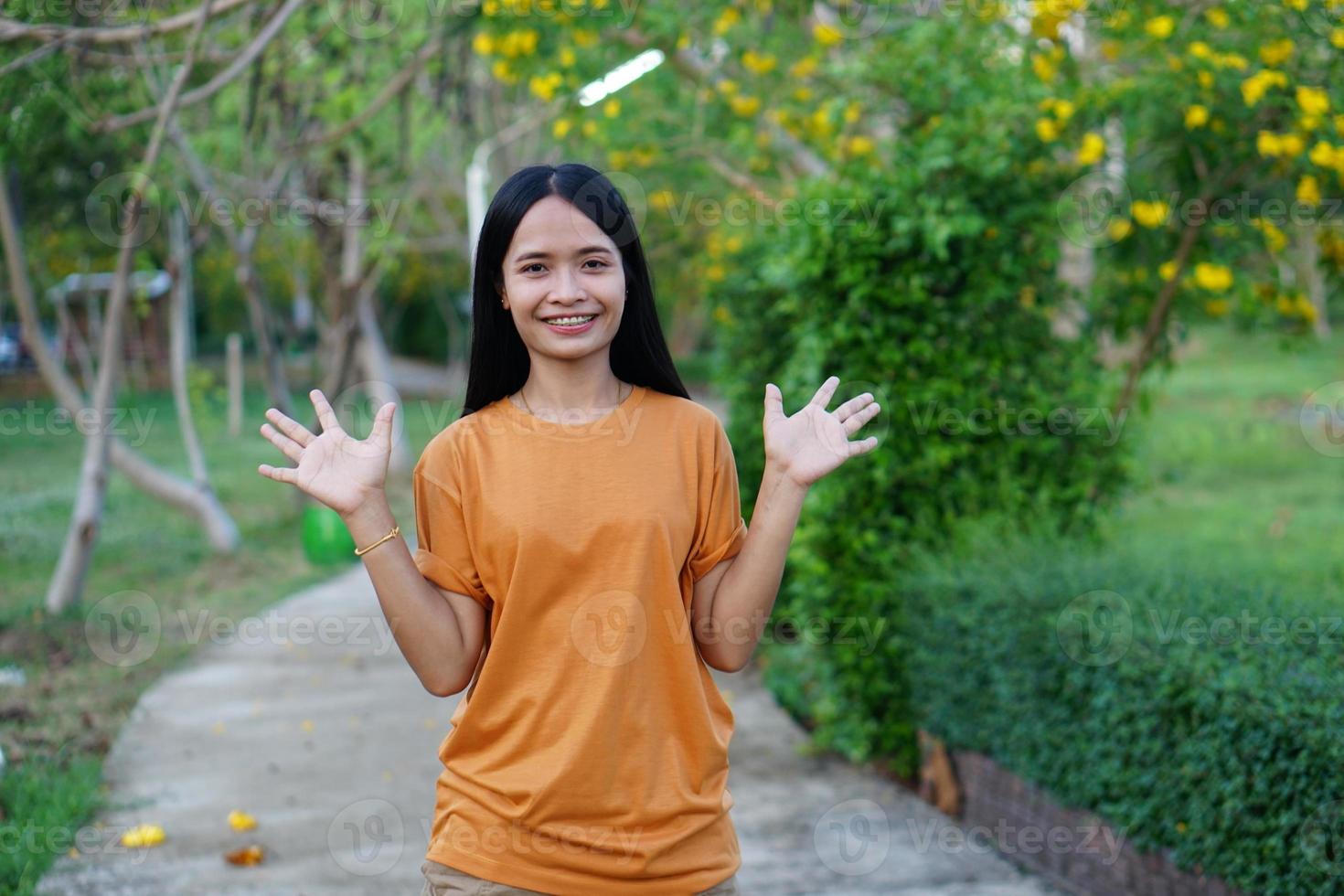 les touristes asiatiques sourient joyeusement. photo