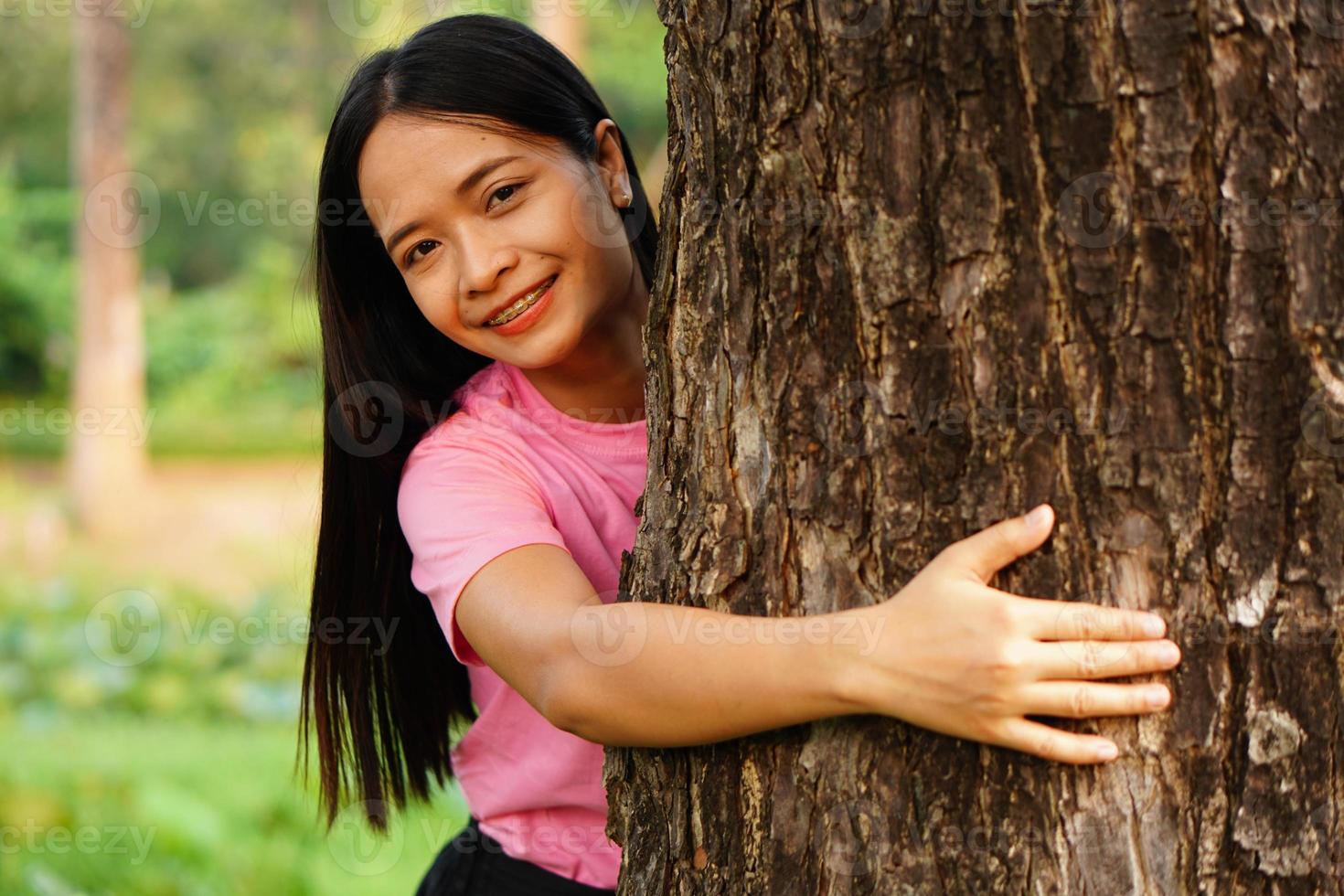 les femmes asiatiques embrassent les arbres avec amour, concept d'amour pour le monde photo