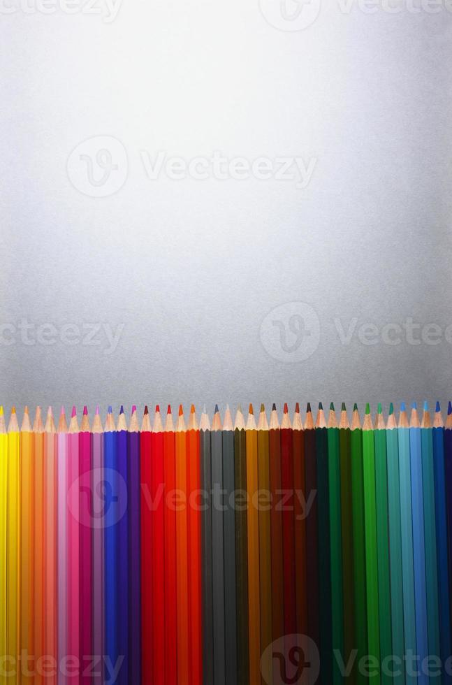 rangée de crayons multicolores photo