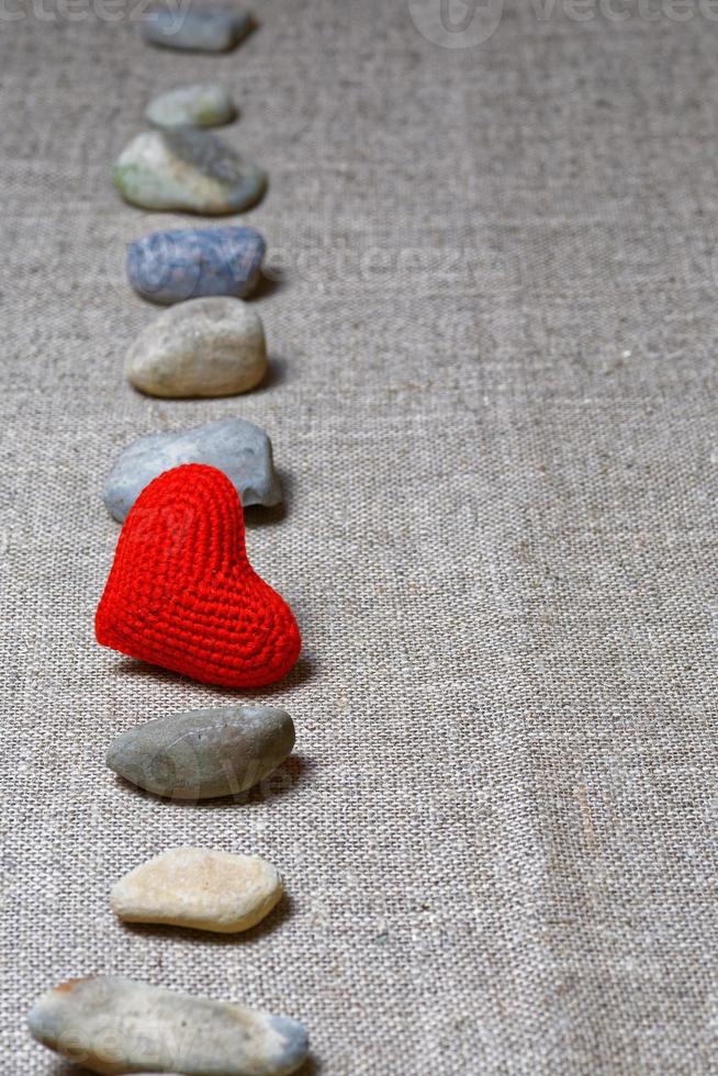 coeur rouge dans une rangée verticale de pierres photo