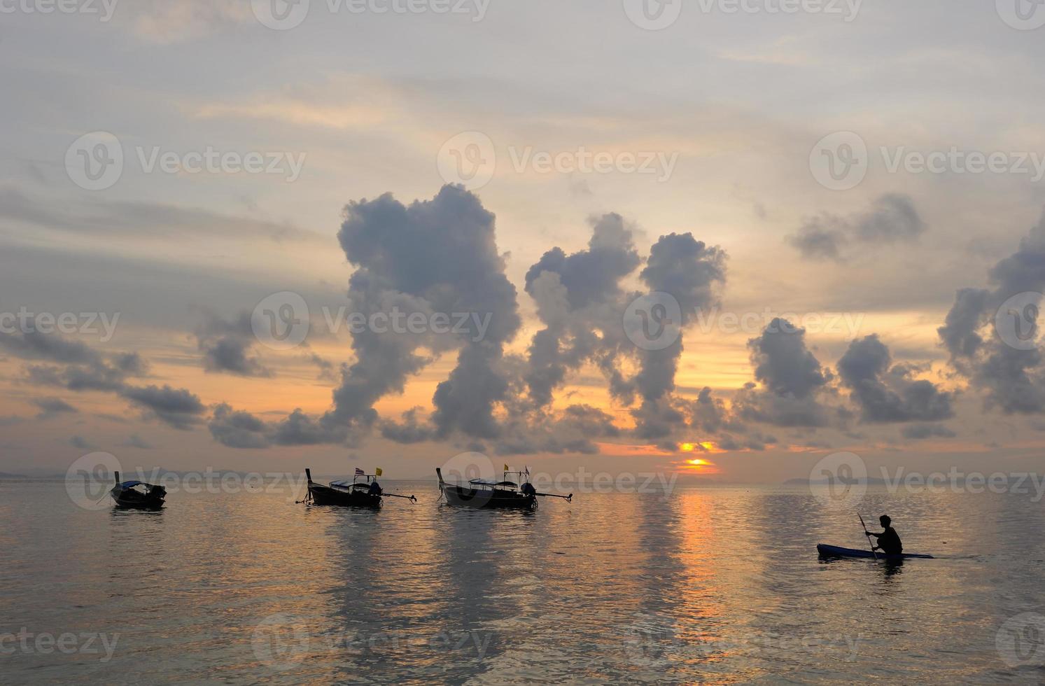 Thaïlande. l'île de phiphi. paysage magique de lever de soleil photo