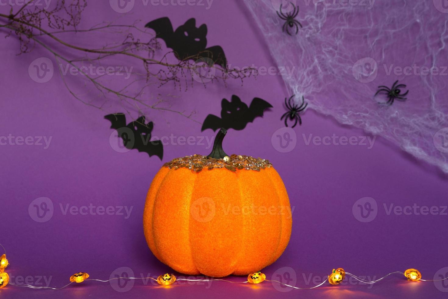 arrière-plans d'halloween de citrouilles blanches, orange et dorées, d'araignées et de chauves-souris noires sur fond violet avec des toiles d'araignées et des paysages terribles. horreur et vacances effrayantes avec espace de copie photo