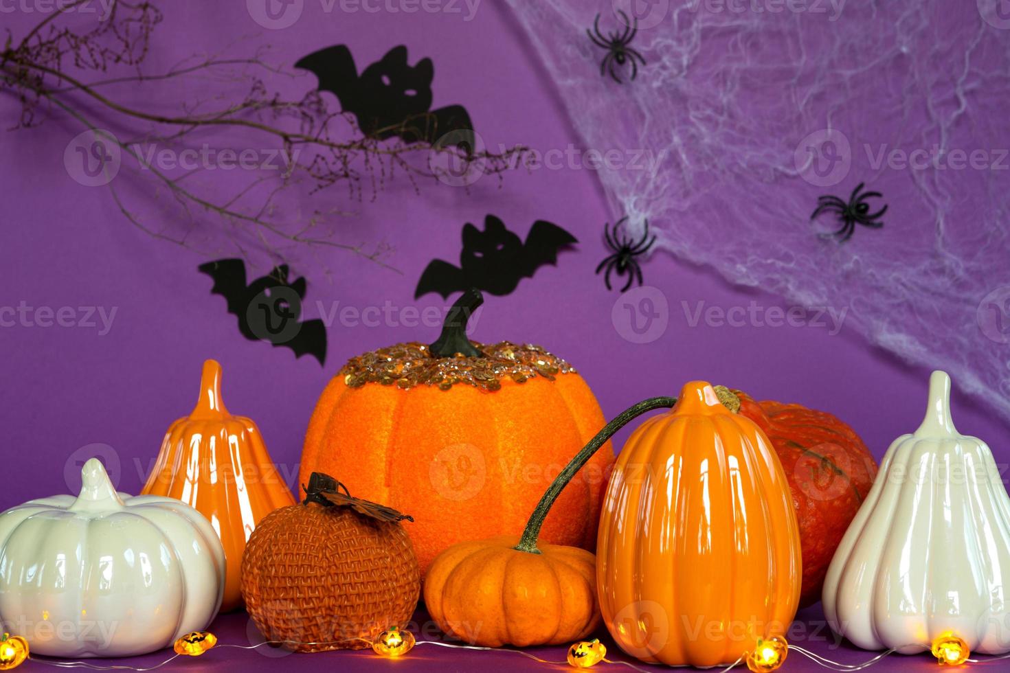 arrière-plans d'halloween de citrouilles blanches, orange et dorées, d'araignées et de chauves-souris noires sur fond violet avec des toiles d'araignées et des paysages terribles. horreur et vacances effrayantes avec espace de copie photo