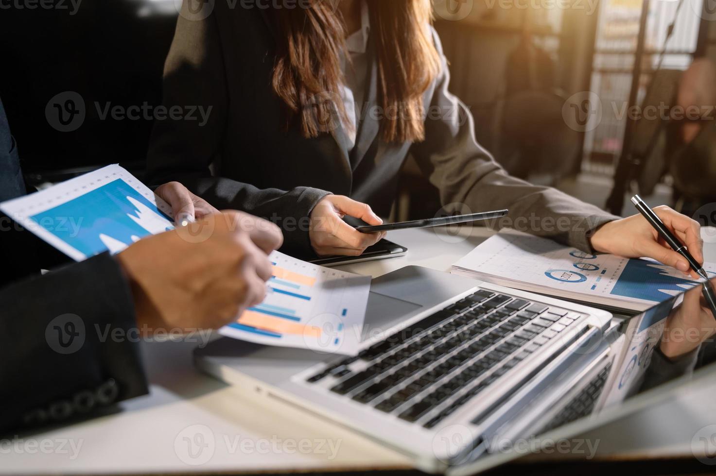 une jeune équipe d'affaires professionnelles réfléchit ensemble à leur stratégie dans la salle de bureau photo