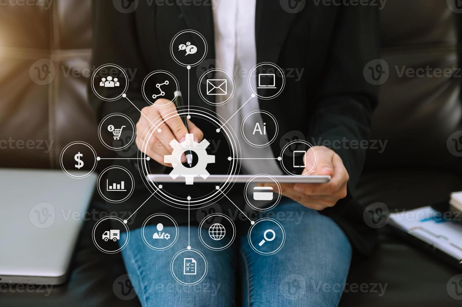 main de femme d'affaires travaillant avec un ordinateur portable, une tablette et un téléphone intelligent au bureau avec des supports de marketing numérique dans une icône virtuelle photo