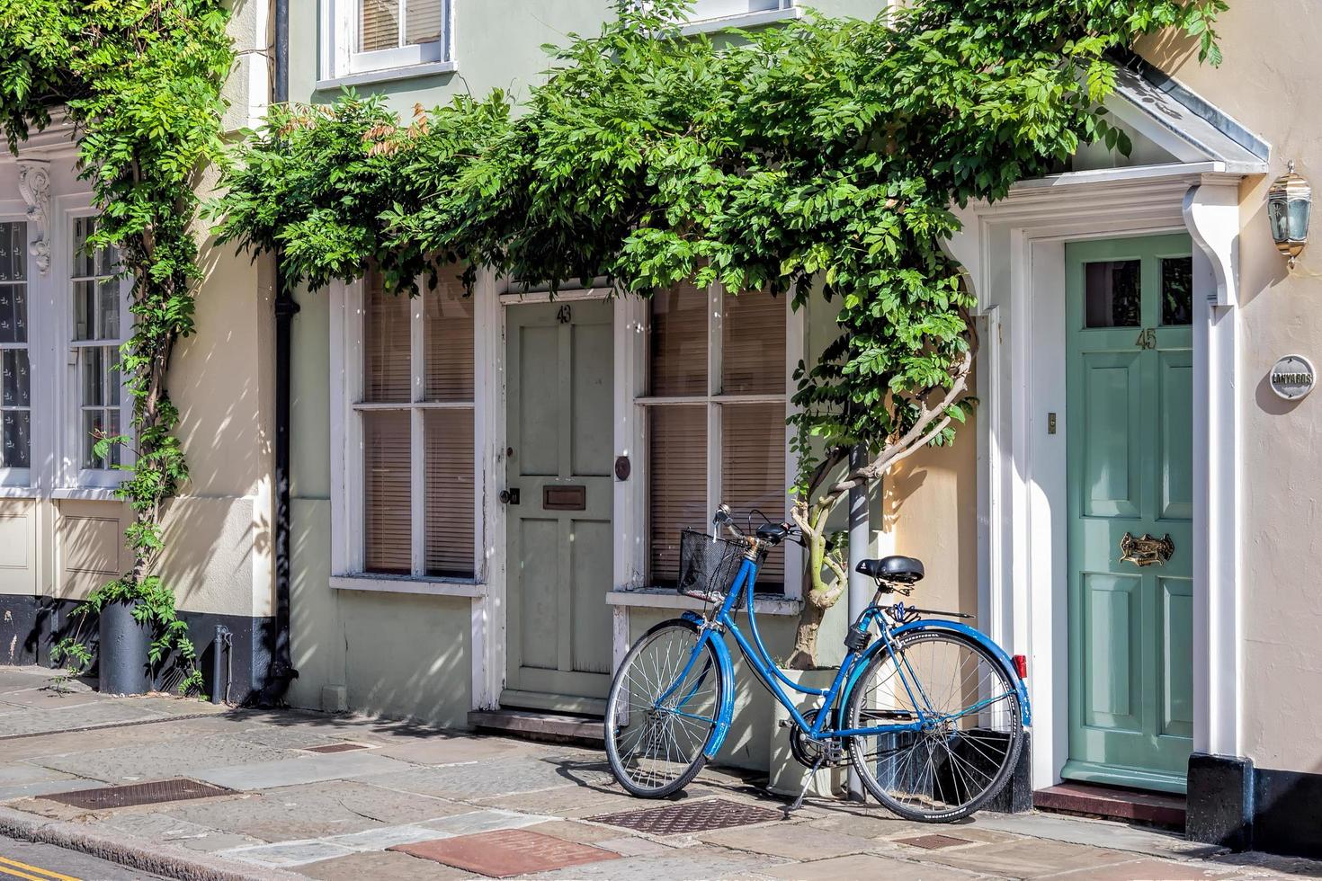 Sandwich, Kent, UK, 2005. Un vélo bleu appuyé contre une maison photo