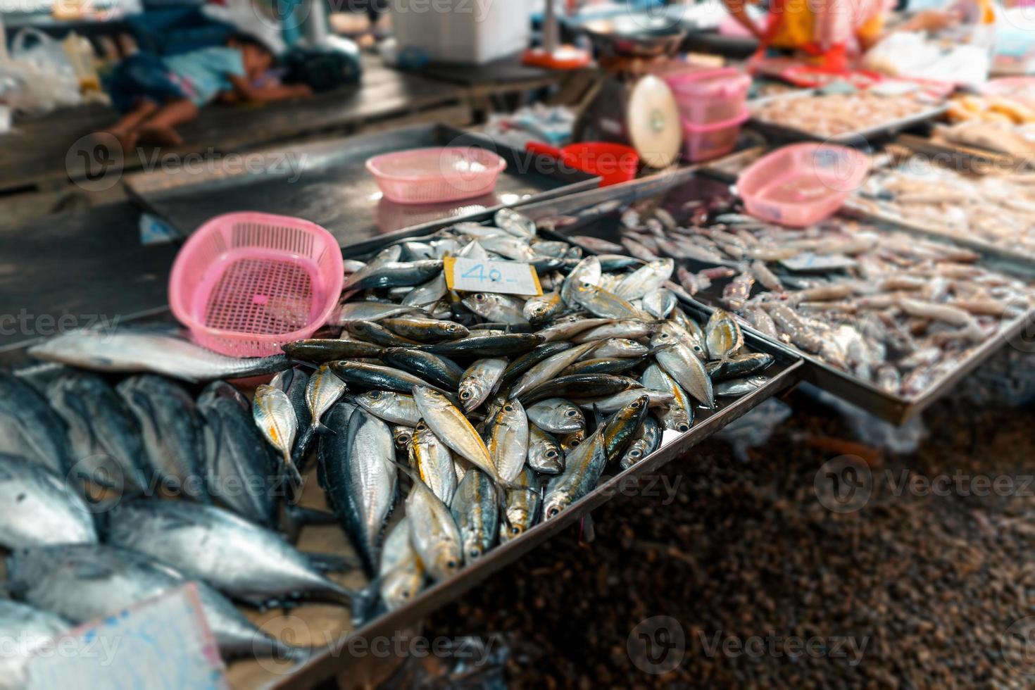 marché aux poissons à krabi, fruits de mer crus dans un marché près de la mer tropicale photo