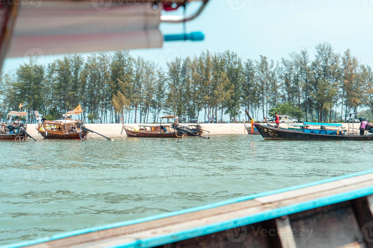 excursion en bateau, vue sur l'île et la mer depuis un bateau à longue queue photo