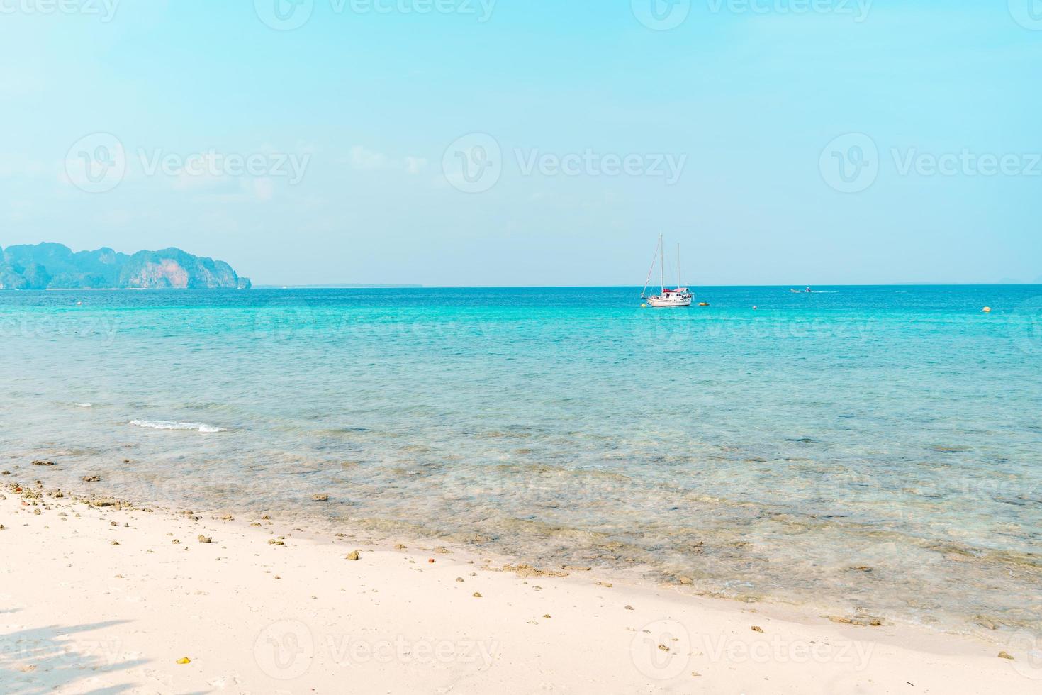 plage sur une île tropicale dans l'après-midi photo