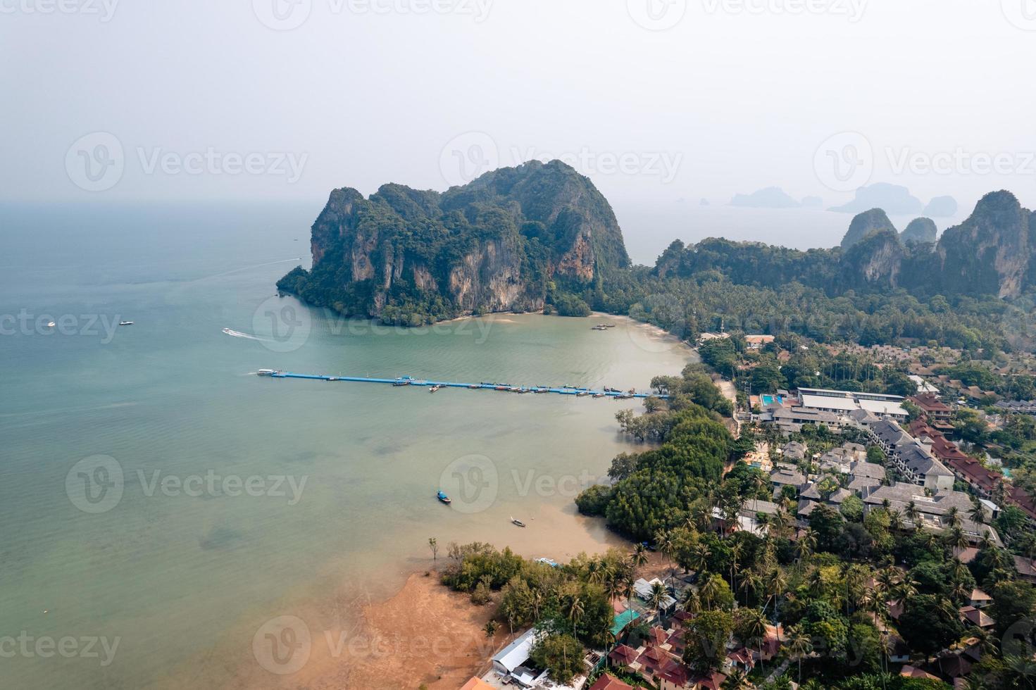 vue aérienne de la plage de railay en été à krabi, thaïlande photo