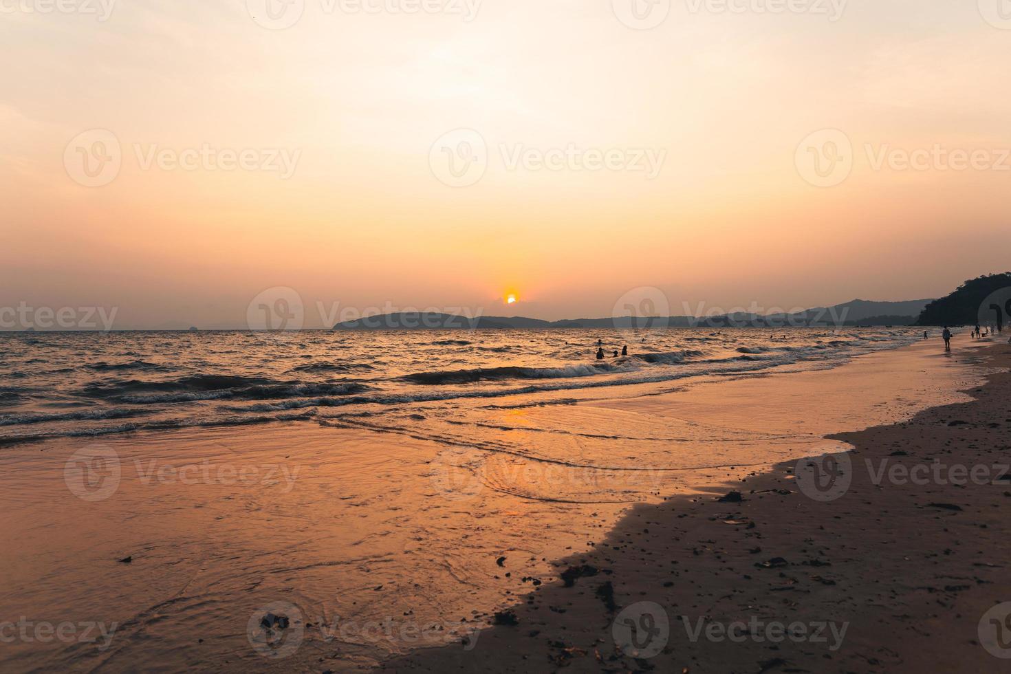 coucher de soleil orange en mer en été photo