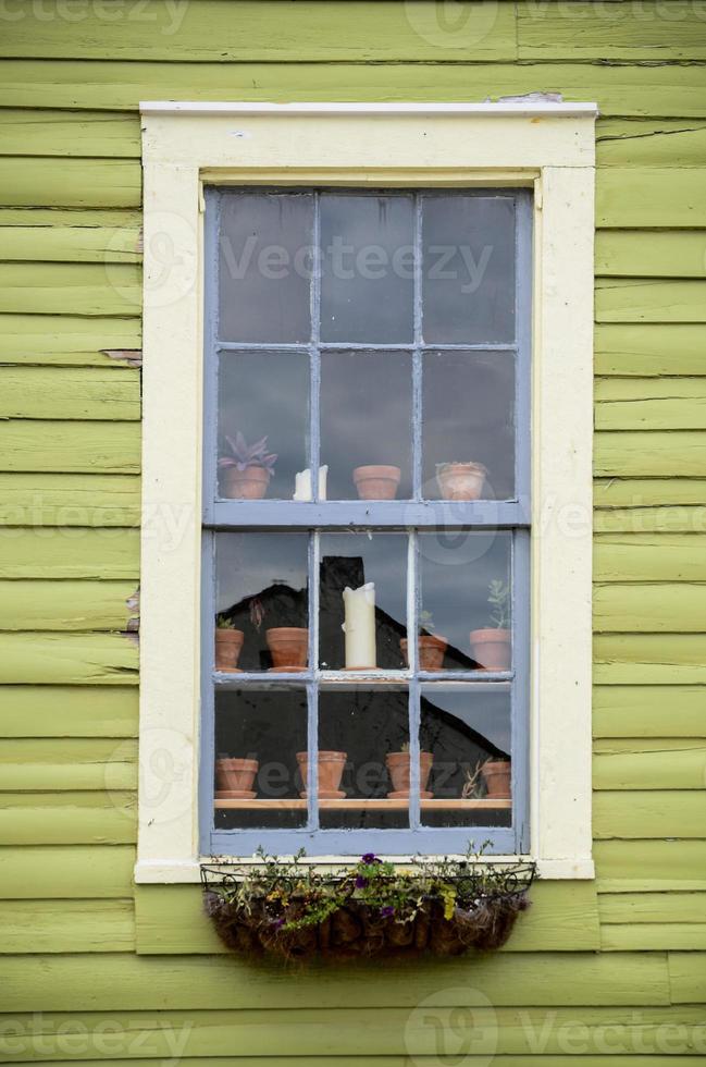fenêtre avec pots de fleurs photo
