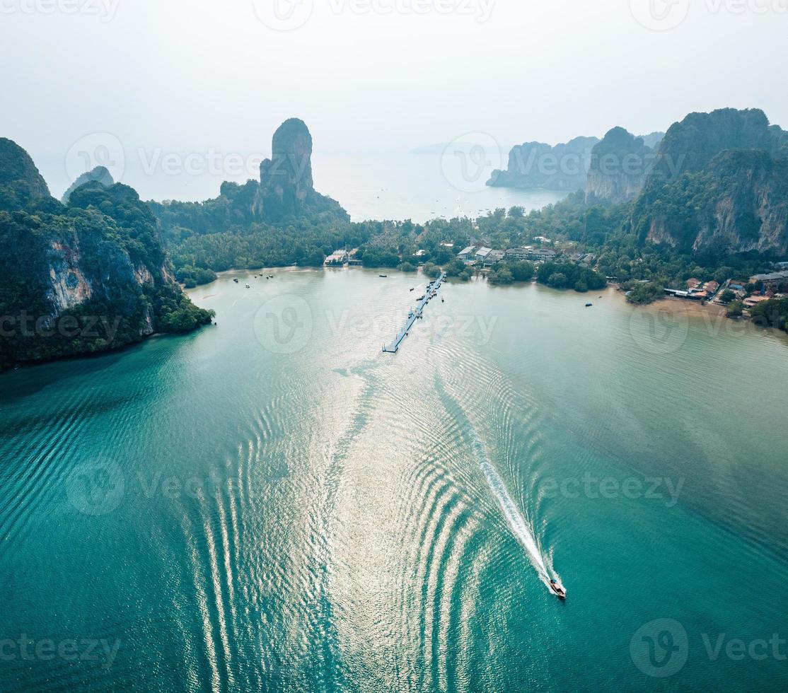 vue aérienne de la plage de railay en été à krabi, thaïlande photo