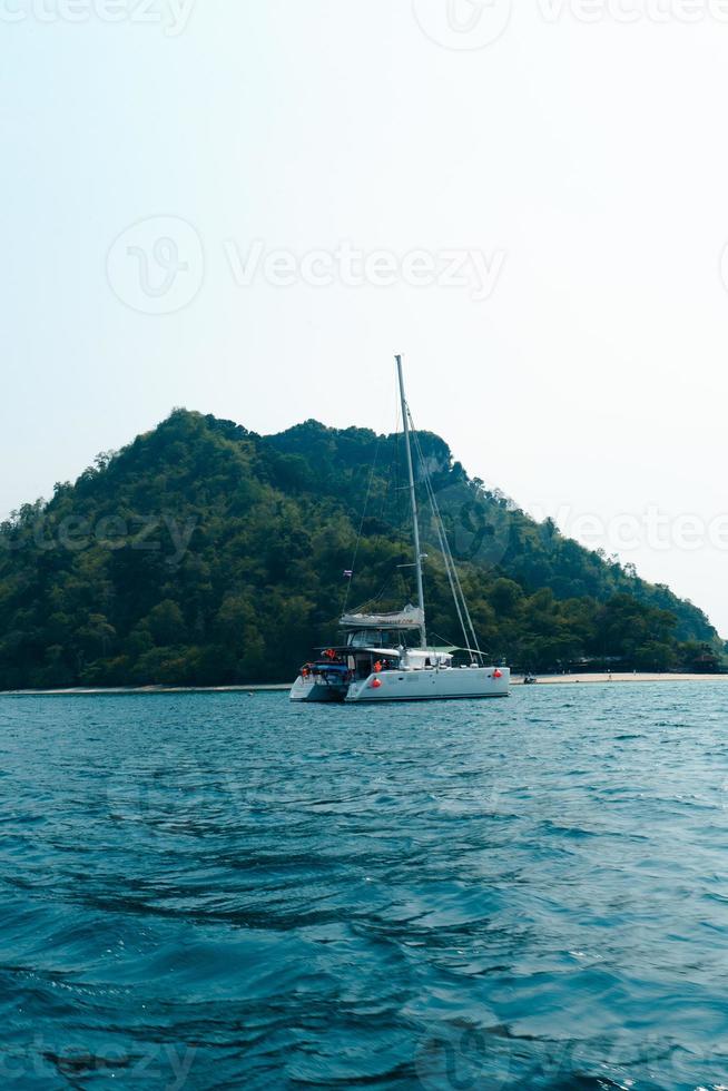 excursions en bateau sur les mers et les îles, voyages en bateau à longue queue photo