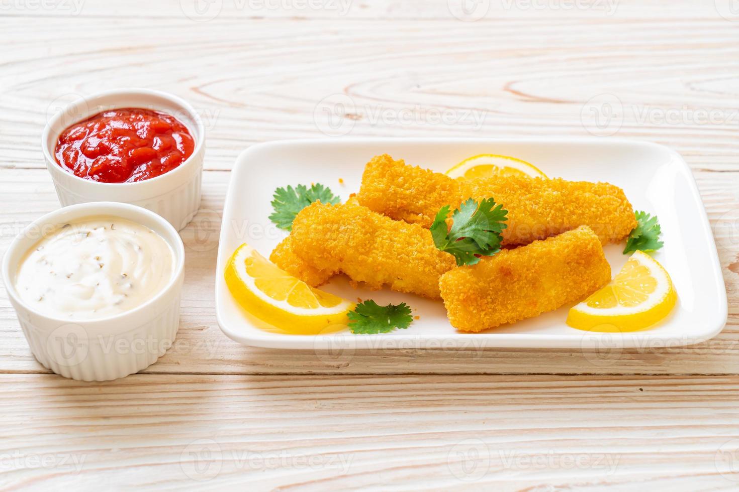 doigt de poisson et frites avec ketchup et sauce mayonnaise