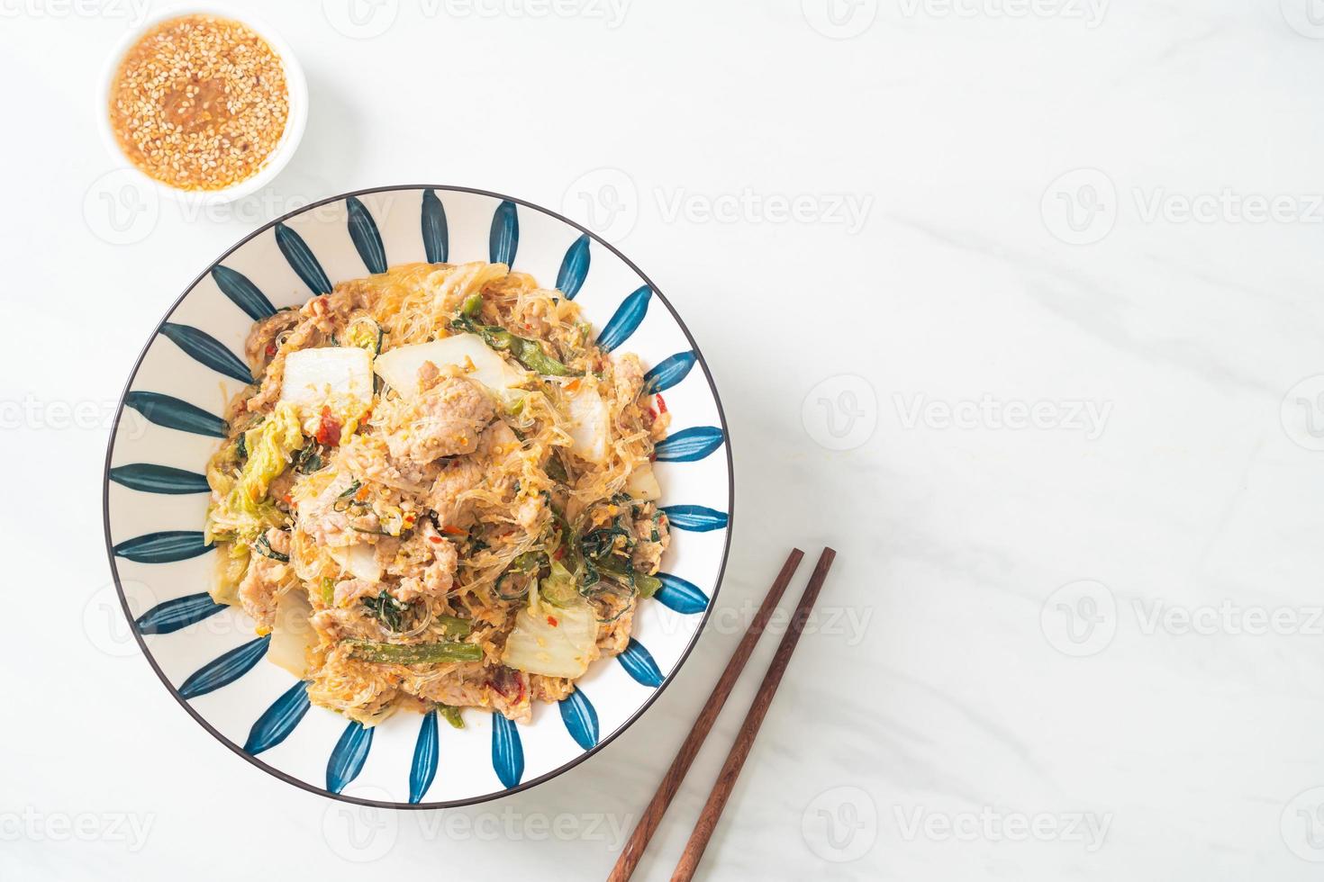 sukiyaki sauté à la thaï ou vermicelles sautés avec porc et légumes à la sauce sukiyaki photo