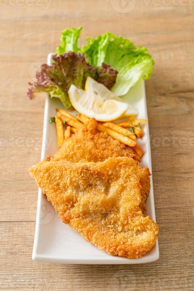 fish and chips - filet de poisson frit avec chips de pommes de terre photo