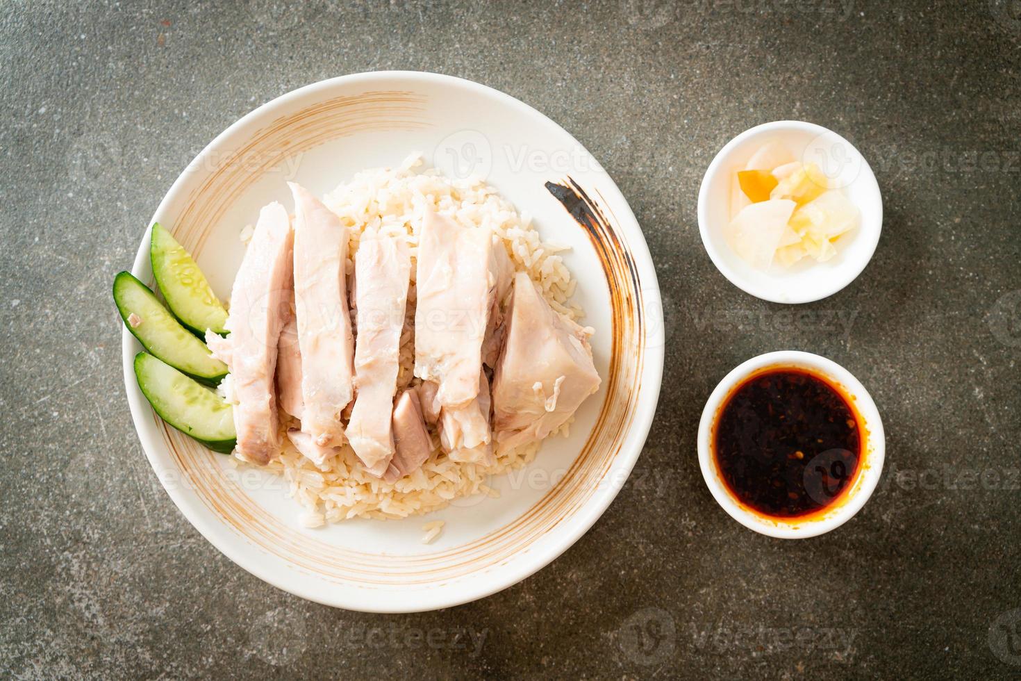 riz au poulet hainanais ou riz cuit à la vapeur avec soupe au poulet photo