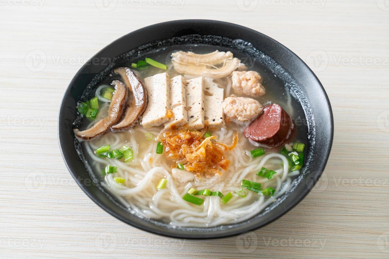 soupe de nouilles de riz vietnamienne avec saucisse vietnamienne servie légumes et oignon croustillant photo