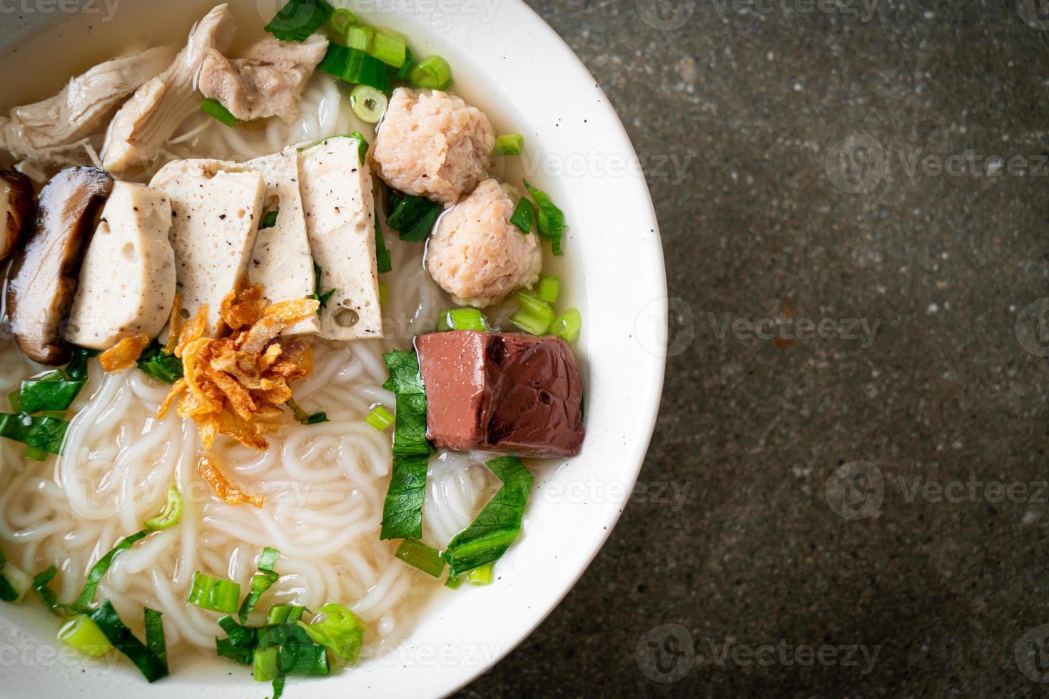 soupe de nouilles de riz vietnamienne avec saucisse vietnamienne servie légumes et oignon croustillant photo