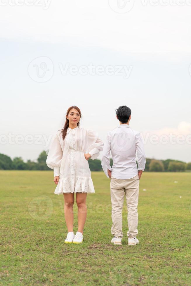 heureux jeune couple asiatique en vêtements de mariée et de marié photo