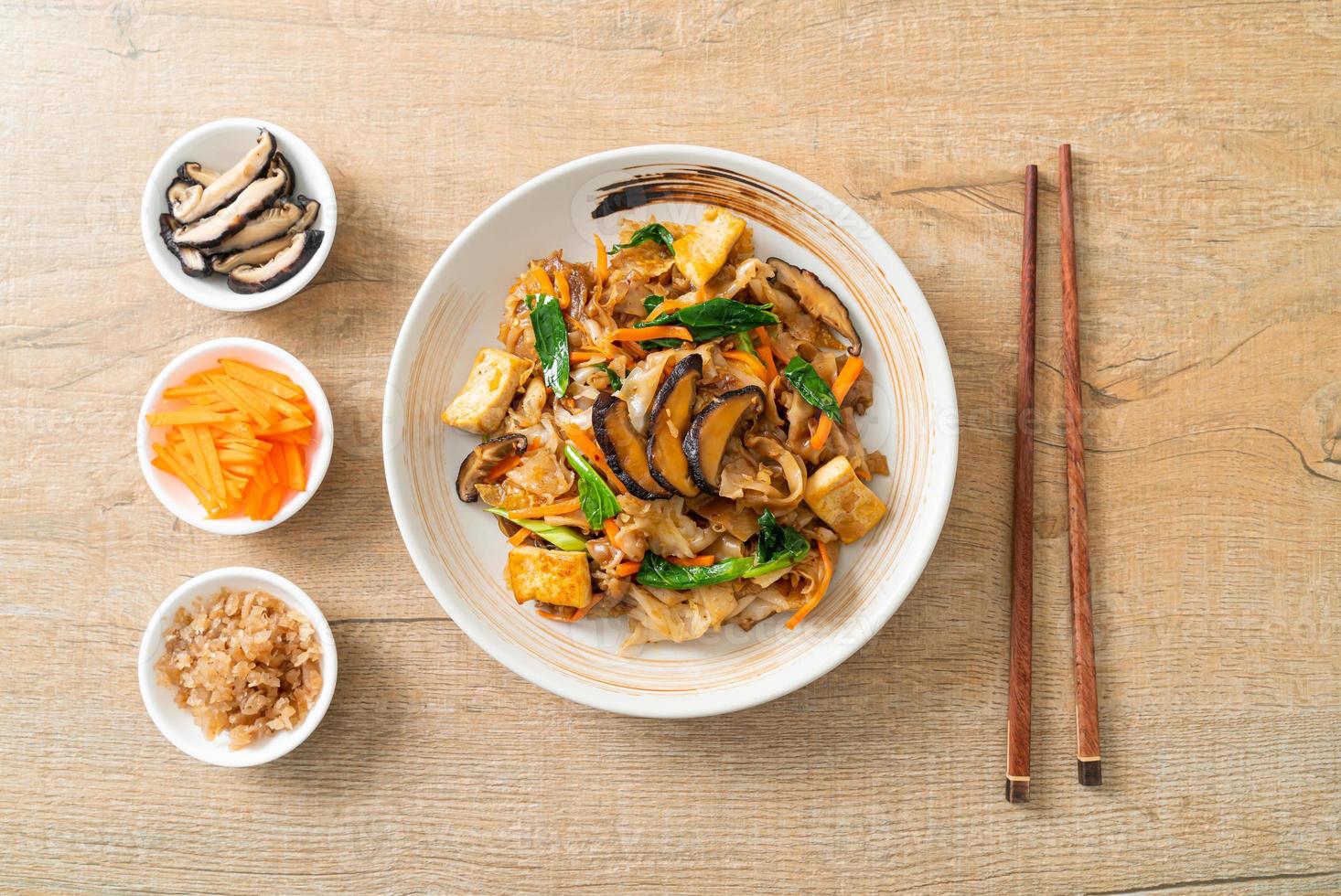 nouilles sautées au tofu et légumes photo