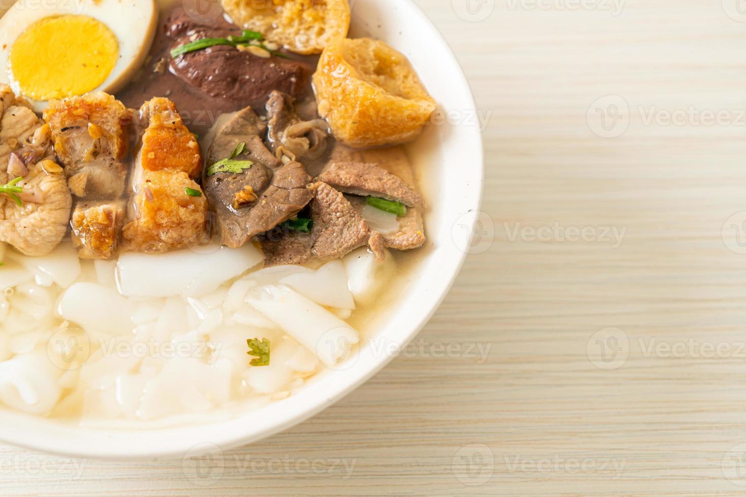 pâte de farine de riz ou carré de pâtes chinoises bouillies dans une soupe claire photo