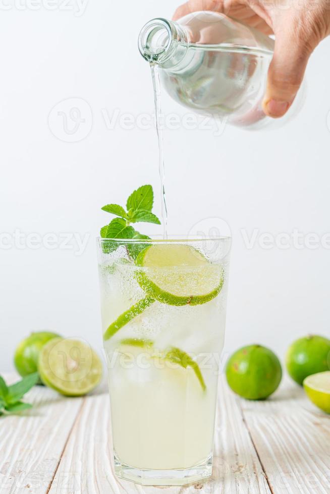 soda citron vert glacé à la menthe photo