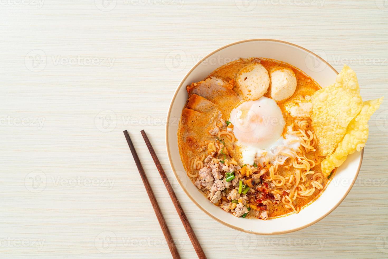 super épicé coréen nouilles, ramyun ou chaud ramen coréen sec nouilles  nourriture 26707672 Photo de stock chez Vecteezy