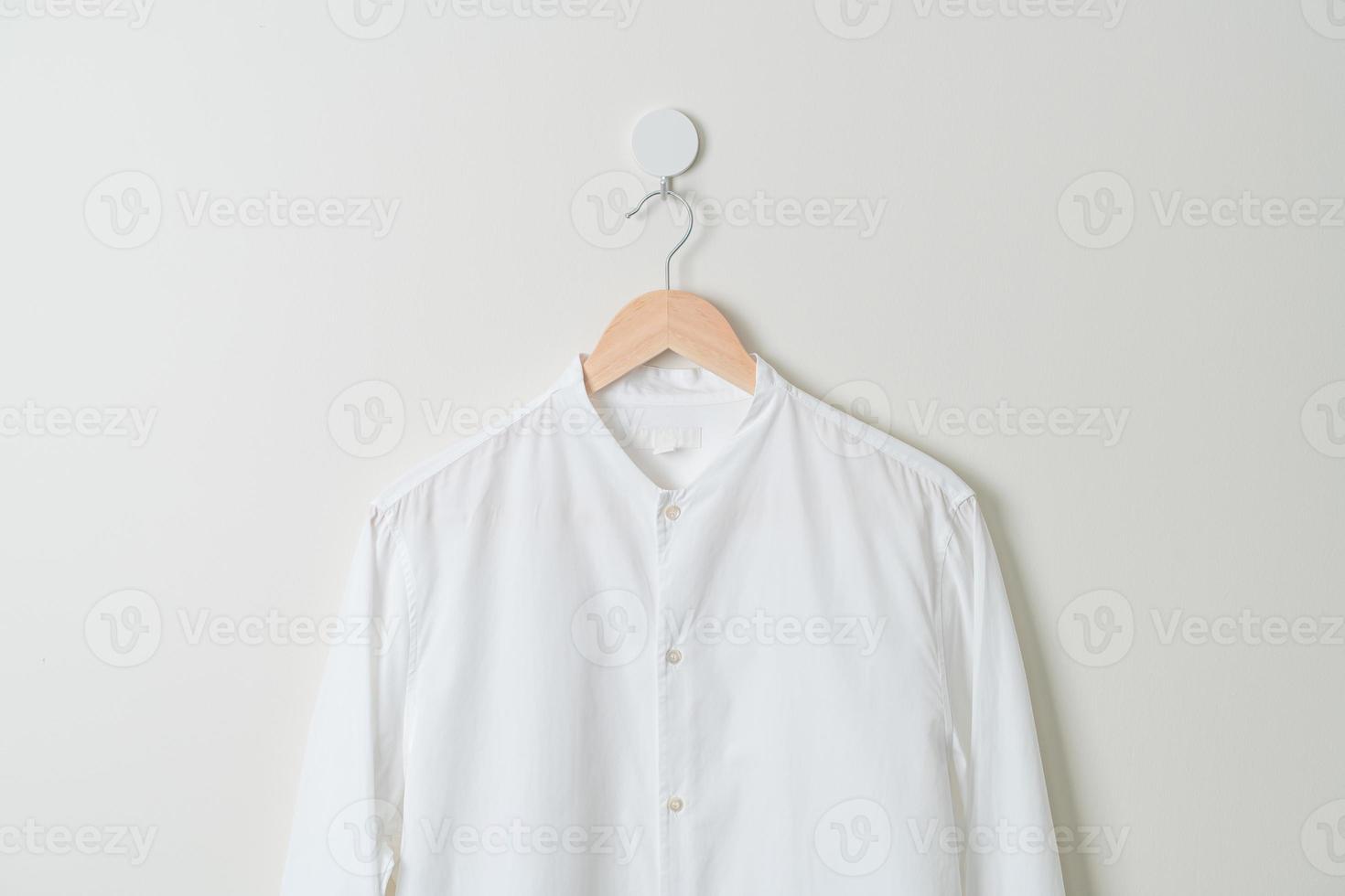 chemise suspendue avec cintre en bois au mur photo