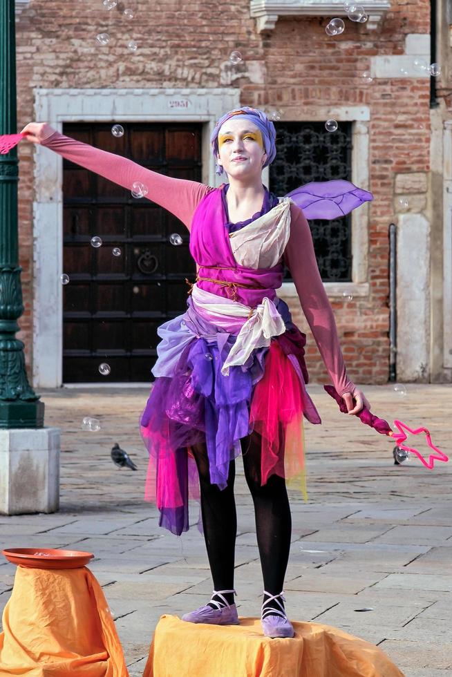 Venise, Italie, 2006. artiste de rue créant des bulles photo