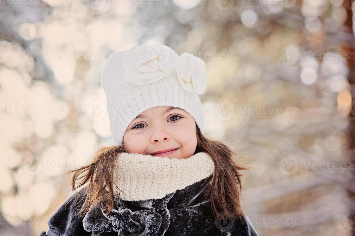 fille enfant heureux sur la promenade dans la forêt d'hiver enneigé photo