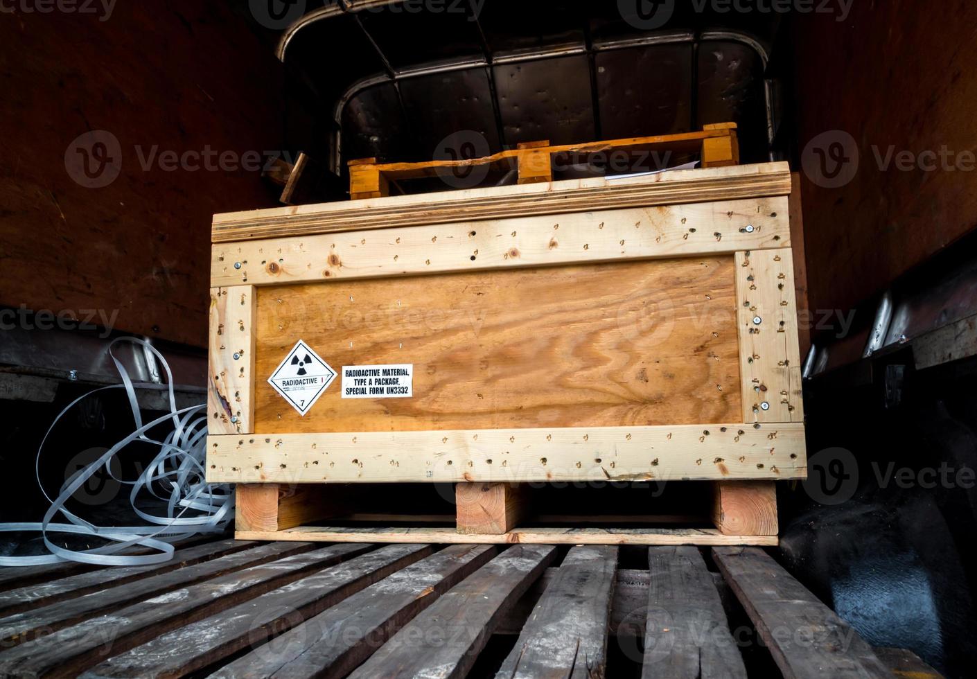 panneau d'avertissement de rayonnement étiquette de transport classe 7 sur le colis de marchandises dangereuses de type a dans le conteneur du camion de transport photo