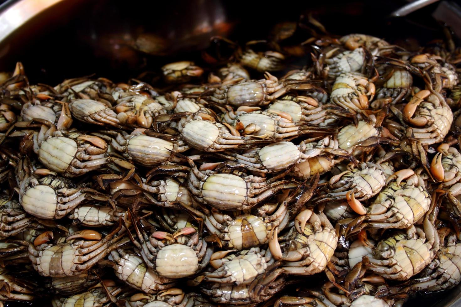 les crabes de marée verts conservés à la sauce de poisson sont sur un plateau pour la vente en thaïlande. photo