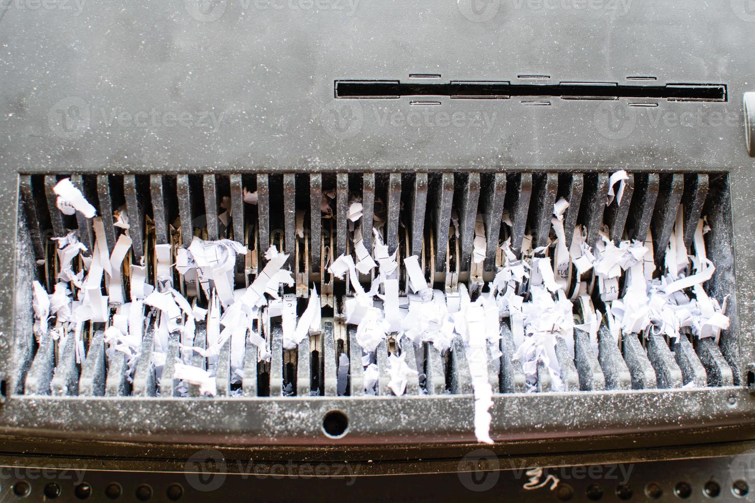 entretien du destructeur de papier car il est utilisé en continu pendant une longue période, provoquant une surchauffe du moteur et il reste du papier. photo