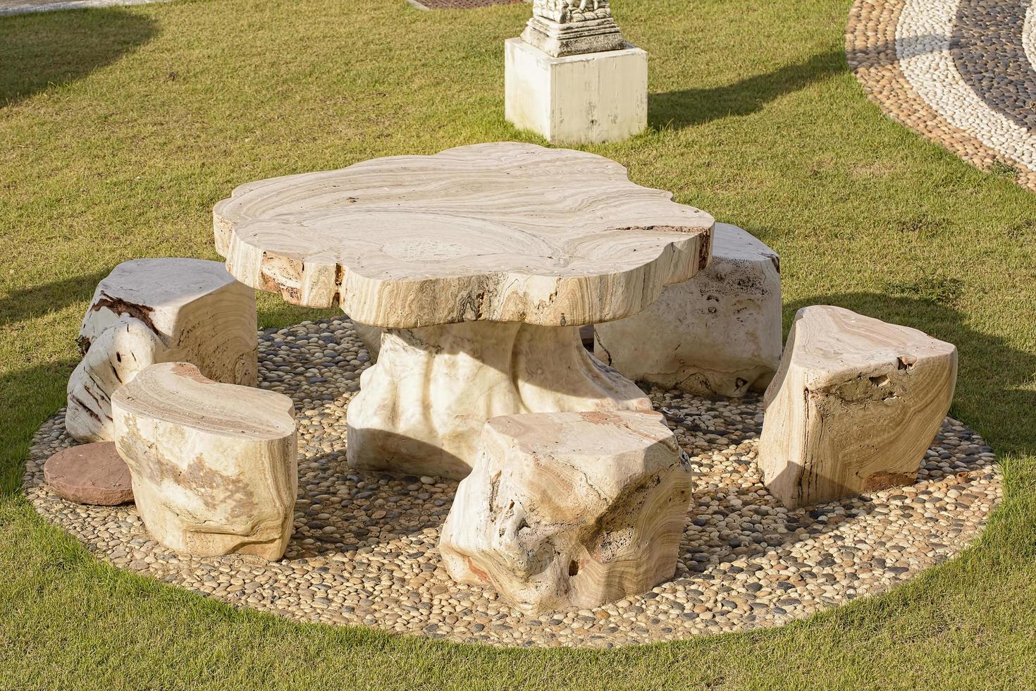 table et chaises en marbre sur fond de nature. photo