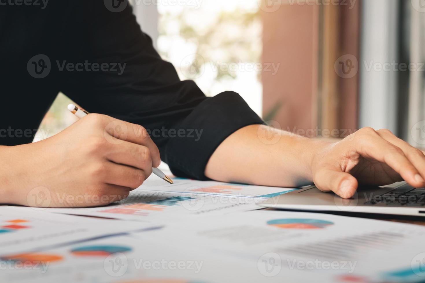 notion comptable. homme d'affaires travaillant à l'aide d'un ordinateur portable avec analyse des données de ventes financières et du graphique de croissance économique. au café. photo