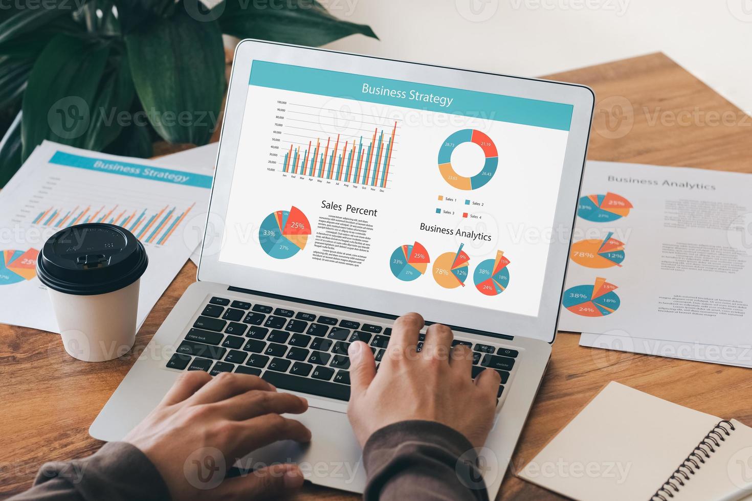 notion comptable. homme d'affaires travaillant à l'aide d'un ordinateur portable avec analyse des données de ventes financières et du graphique de croissance économique. au café. photo