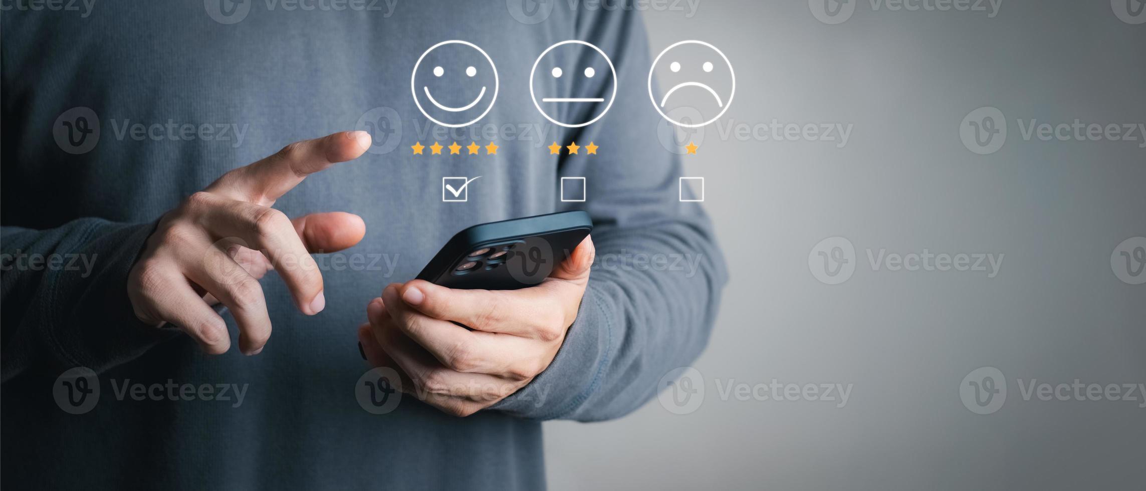 l'utilisateur attribue une note à l'expérience de service sur l'application en ligne, le concept d'enquête de satisfaction des commentaires des clients, le client peut évaluer la qualité du service menant au classement de la réputation de l'entreprise. photo