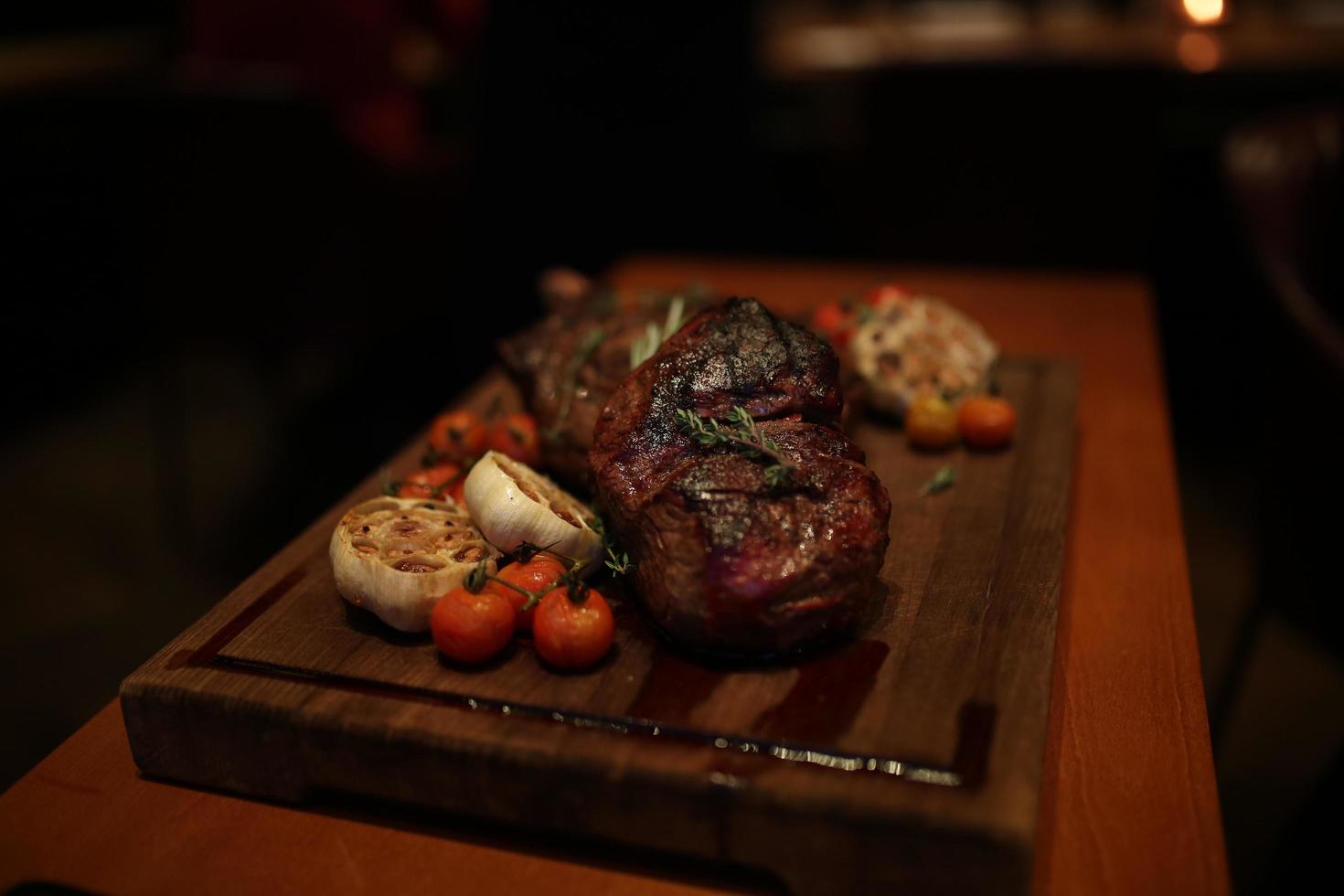 planche de bois de steak de boeuf juteux photo