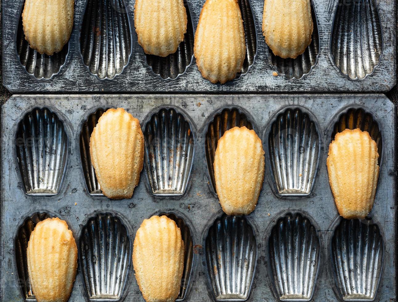 biscuits madeleine cuits au four sur un moule en métal vintage photo