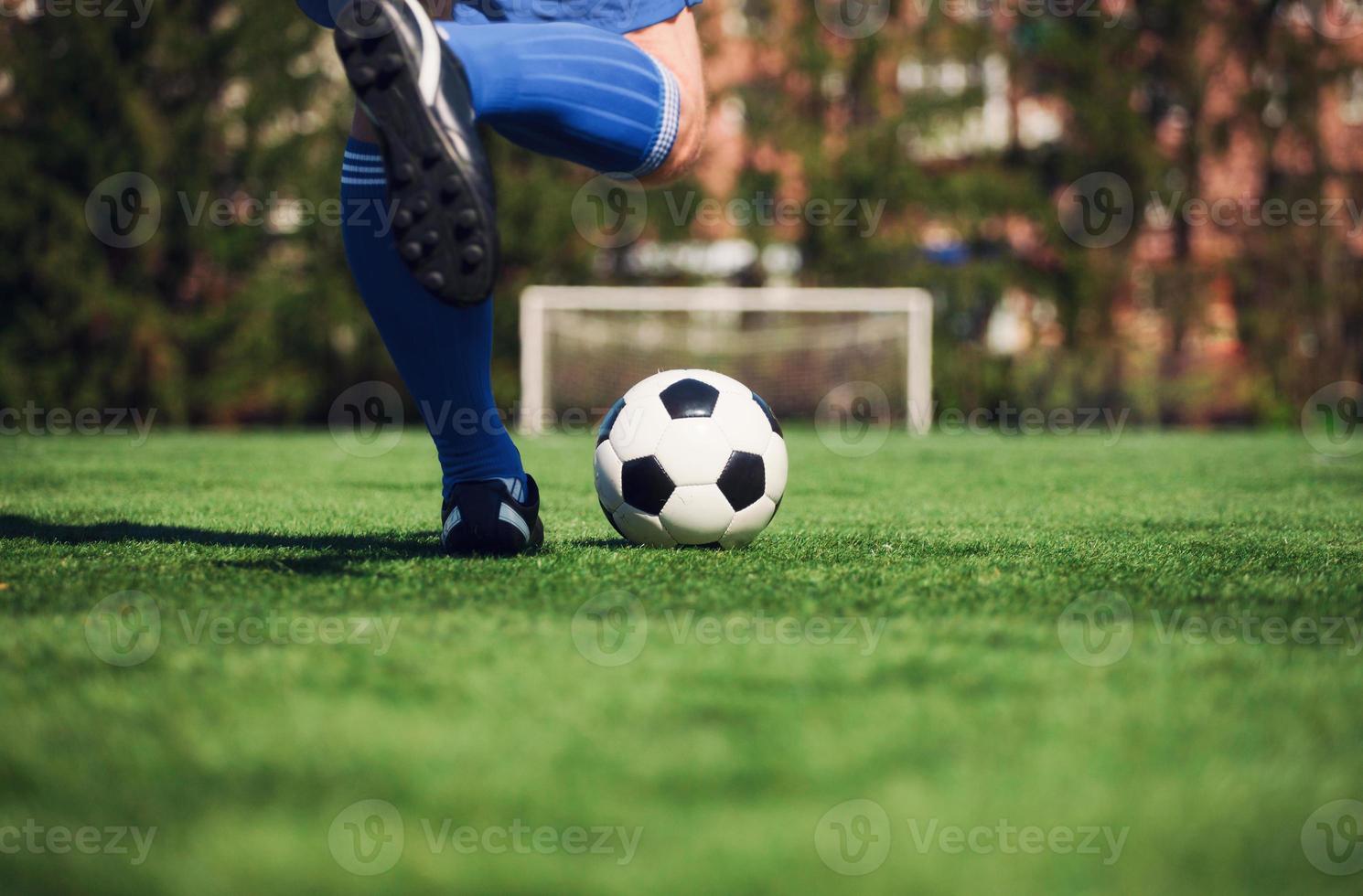 ballon de soccer sur terrain de jeu vert. notion de football photo