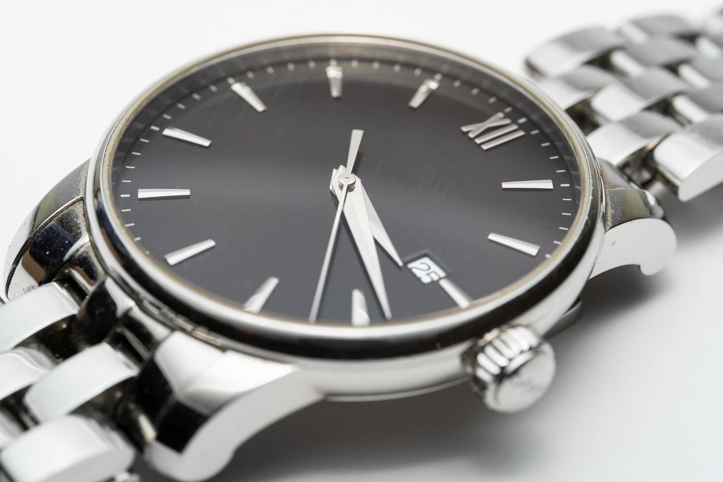 regarder le cadran de l'horloge pour les hommes design de luxe sur fond blanc. photo