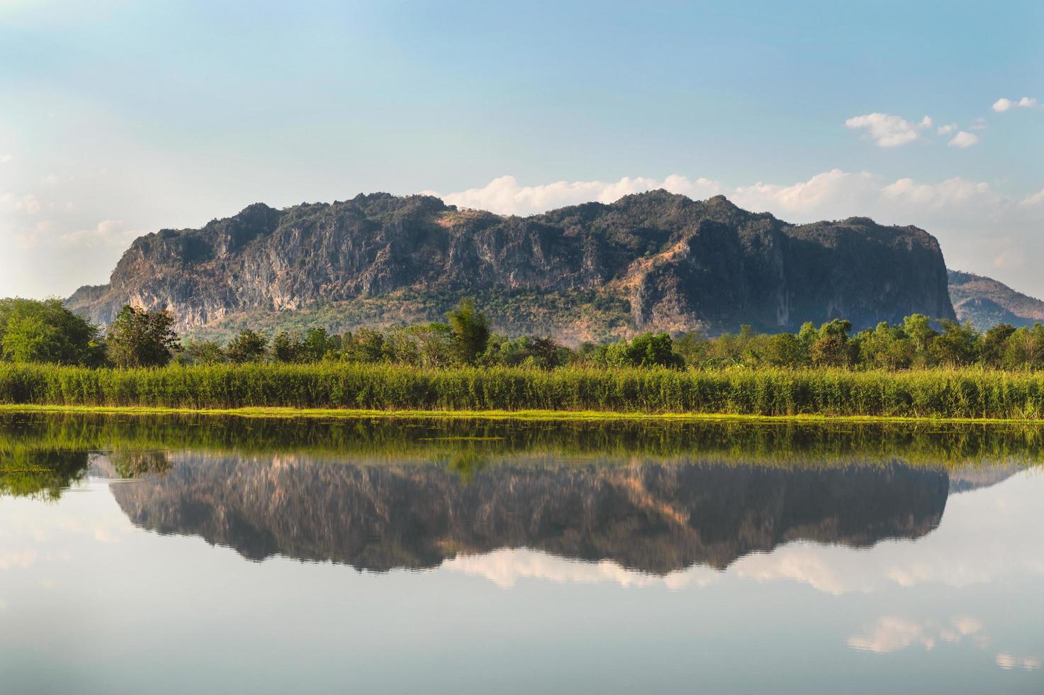 reflet des montagnes et des rivières en thaïlande rurale photo