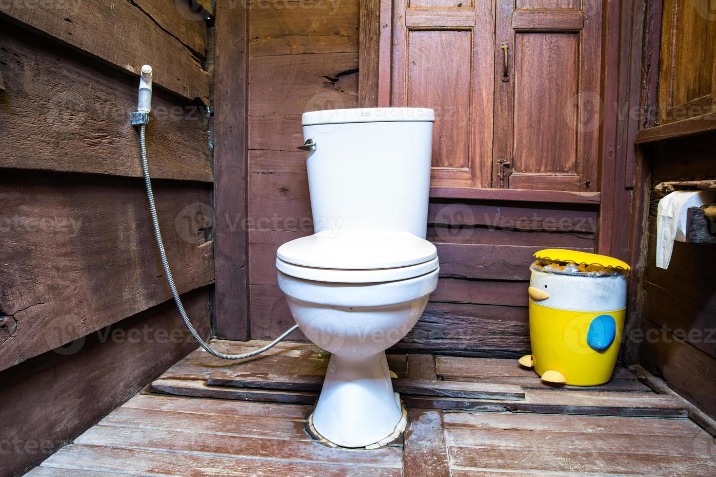 mur et sol en bois de style vintage dans un petit intérieur de toilette photo