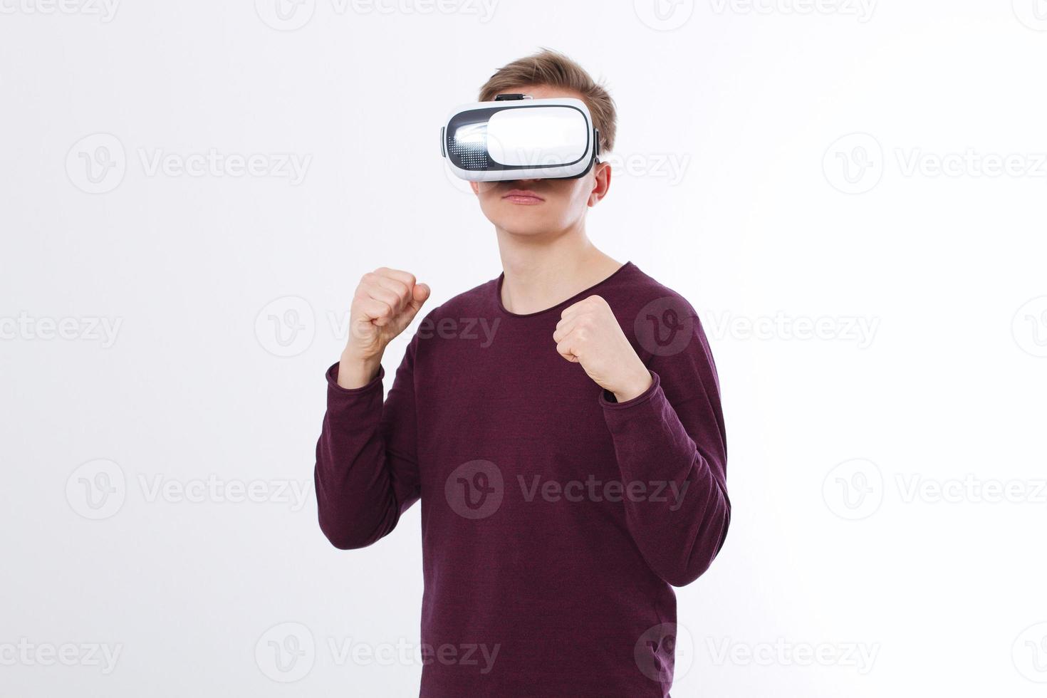 jeune un portant des lunettes de réalité virtuelle isolé sur fond blanc. casque de technologie de lunettes vr et jeu de boxe. copier l'espace et la maquette photo